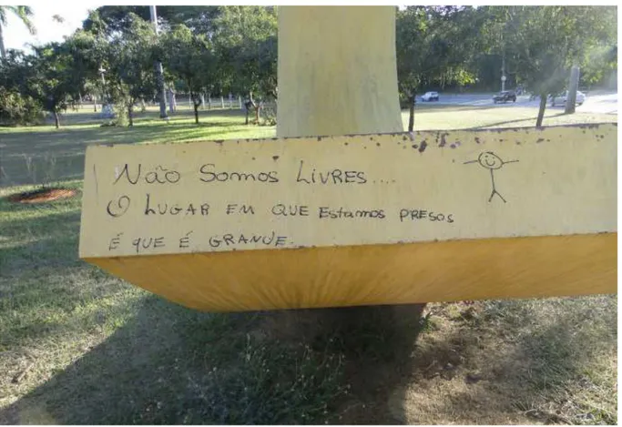 FIGURA 82  11 – Aos poucos, a luta de classes se manifesta por todos os cantos da cidade, alastrando-se  silenciosa pelas frestas dos blocos sociais sem optar por uma maneira definida de se expressar