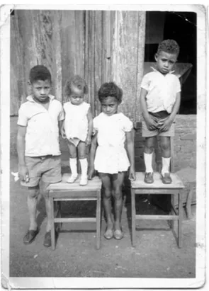 Foto 12: Crianças, fundo, casa de madeira, no estado do Paraná. 