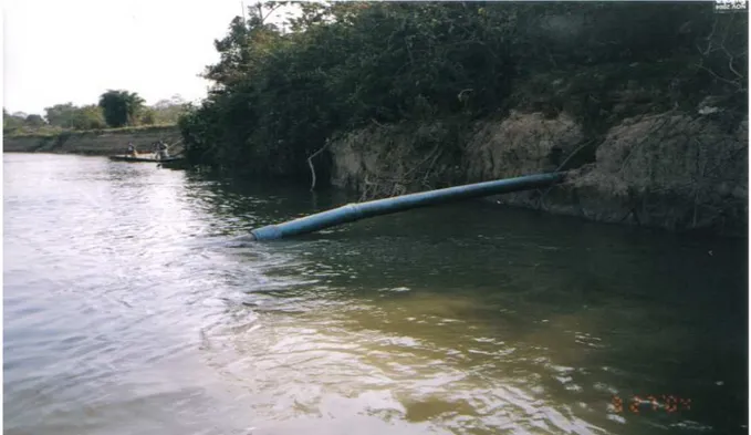 Figura 11 - Sítio 1 – Manilha que leva os efluentes do curtume de couro, para o  fundo do rio, em período de seca (29/08/2004)