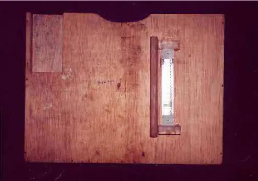Figura 2: Suporte de madeira acoplado à escala de Alumínio  (&#34;phantom&#34;). 