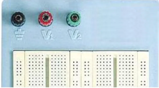 Fig. 3.41 –  Placa base para protoboard com bornes         Fig. 3.42  –  Borne com a capa superior aberta,                        exibindo o orifício para colocação do fio 