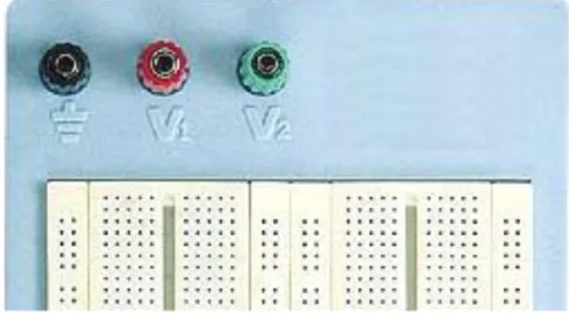 Fig. 3.41– Placa base para protoboard com bornes         Fig. 3.42 – Borne com a capa superior aberta,                        exibindo o orifício para colocação do fio 