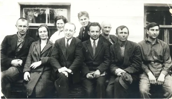 Fig. 2: I. L. Bershtein in 1938, among the research scientists and professors of the Gorky Physics and Technical Institute (GPTI)