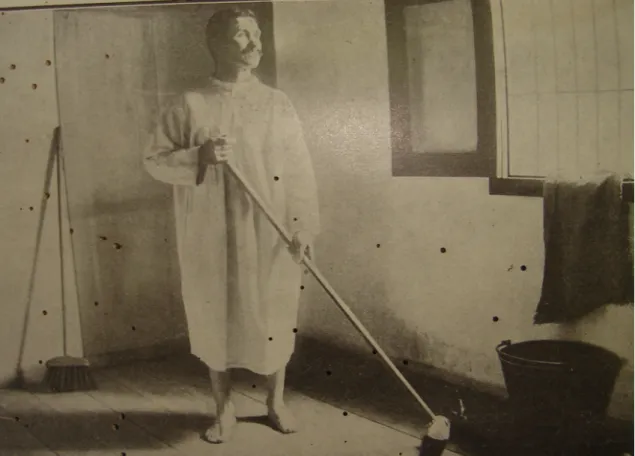 Foto ilustrando o dia a dia de um louco em tratamento – realizando tarefas de  higiene do local 