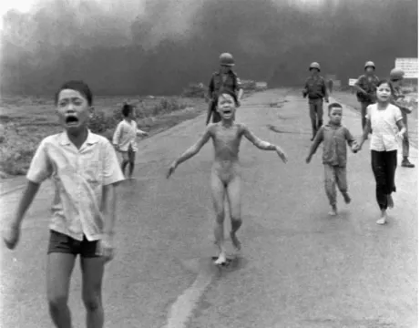 Figura 18 – Imagens da guerra do Vietn˜ a. A imagem mostra a Phan Thi Kim Ph´ uc, uma menina vietnamita de nove anos correndo nua devido a que suas roupas foram queimadas por bombas de napalm