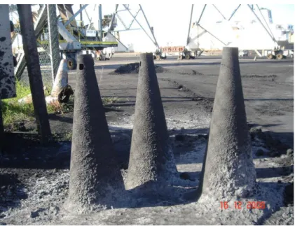 Figura 4  –  Cones  de sinalização totalmente cobertos com  pó  de coque em decorrência da dispersão  atmosférica