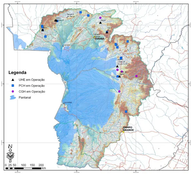 Figura 1. Localização da bacia do Alto Paraguai no Brasil, evidenciando as áreas de planalto em  sua borda leste (clara) e a de planície ou Pantanal (azul claro), bem como as Usinas Hidrelétricas  (UHEs), Pequenas Centrais Hidrelétricas (PCHs) e Centrais G