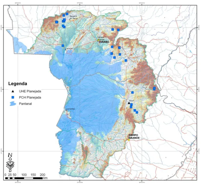 Figura 3. Localização da bacia do Alto Paraguai no Brasil, evidenciando as áreas de planalto em  sua borda leste (clara) e a de planície ou Pantanal (azul claro), bem como a Usina Hidrlétrica  (UHE) planejada para a bacia do rio Coxim (MS) e as Pequenas Ce