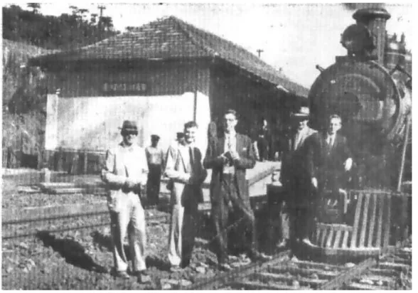 Figura 2 – Único meio de chegar a Ipoméia, por intermédio da ferrovia (foto da estação ferroviária de  Ipoméia e de missionários Mórmons) 