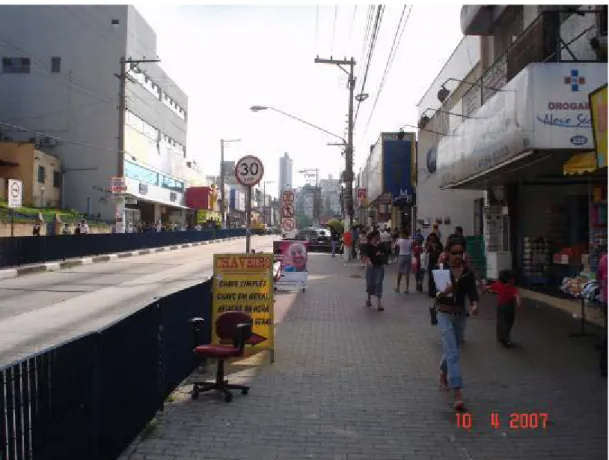 Foto 11 – Centro de Diadema – trecho comercial na Av. Antônio Piranga. À esquerda, loja  de rede Nivaldir
