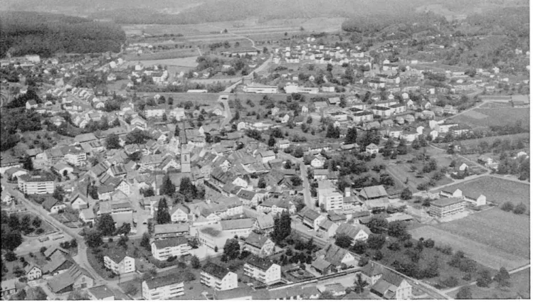 Fig. 4 Bülach (von Süden). Altstadt mit der protestantischen Kirche. Um dieses Zentrum gruppie¬