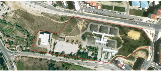 Figura I. 1 – Vista aérea da ESAG. A linha a vermelho corresponde aos limites da escola