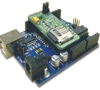 Figura 4.7  –  Arduino juntamente com o shield do cartão de memória (cooking-hacks, 2012)  