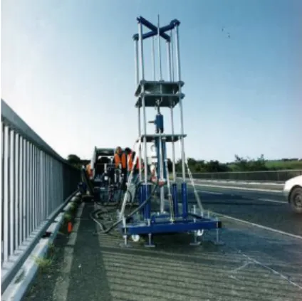 Figura 3.1: Excitador hidráulico numa ponte rodoviária em Plymouth [21]