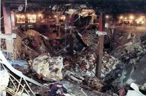 Figura 1.1: Destruição do parque de estacionamento do World Trade Centre, EUA (Adaptado de [54])