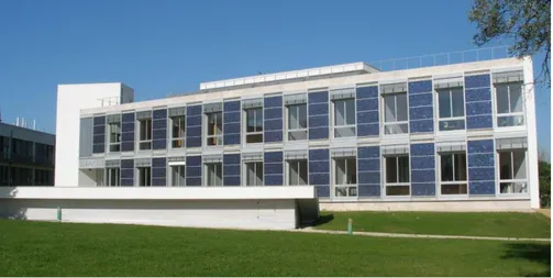 Figura 2.7 – Fotografia da fachada sul do Edifício Solar XXI (Gonçalves et al., 2012)