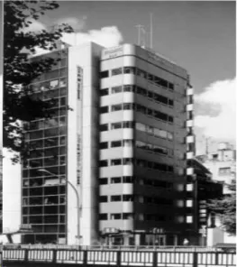 Figura 1.5: Esquema do sistema de controlo activo instalado no edifício Kyobashi Seiwa [26]