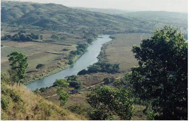 Foto 1 – Corumbá IV: local da construção da barragem (vista aérea, 1999) Fonte: CTE, 1999b