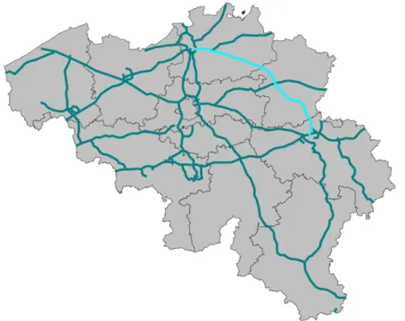 Figura 13 - A13 / E313 num mapa da Bélgica (legendada a azul ciano) via Wikipedia Commons  Analisando  a  competição  nos  acessos  ao  hinterland  do  porto  de  Antuérpia,  Aronietis  et  al