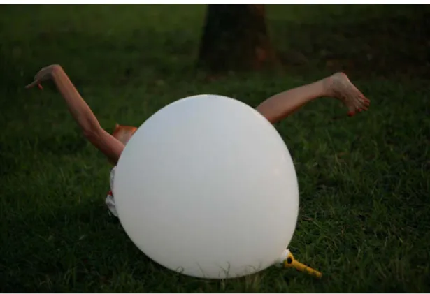 Figura 11-  Perpétua Ilusão no Parque da Cidade, 2010. Dança: Sabrina Cunha. Foto de Ricardo  Padue