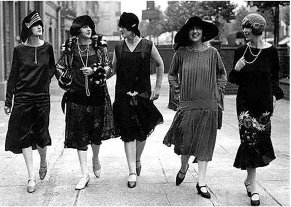 Figura 2.1.4: A silhueta dos anos 1920 era tubular, os vestidos eram mais curtos, leves e elegantes