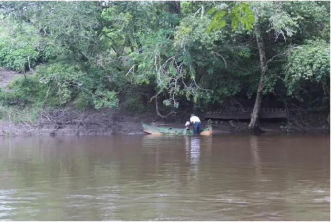 Figura 9- Vão de Almas: travessia de canoa no Rio das Almas.  Fonte: A autora, março, 2015 