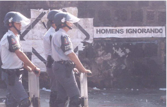 Figura 03- Policiais participam da desocupação de edifício na Rua Plínio Ramos, ordenada  por decisão judicial