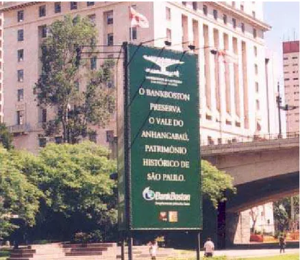 Figura 05 - No aniversário de 450 anos da cidade de São Paulo,                                                          o Banco de Boston afixou esta placa no Vale do Anhangabaú