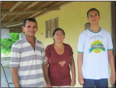 Foto 8 - Agricultor Francisco Jader (esquerda) e família. Fonte: SANTOS (2013). 