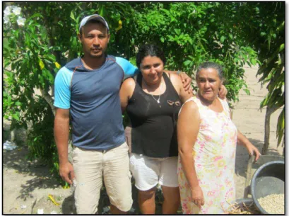 Foto 12 - Agricultora Maria Irani (direita) e família. Fonte: SANTOS (2013). 