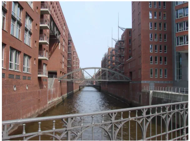 Figura 3.3 – Hafencity: Edifícios alvo de regeneração urbana / relação do bairro com a água (Foto do  autor, 2011) 