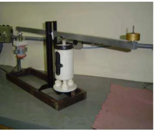 Figura 2.2: Equipamento para exercer uma descompress˜ ao mais uniforme na amostra (LIMA, 2005).