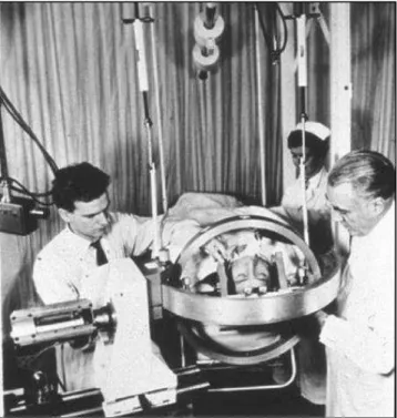 Figura    1:  Lars  Leksell  e  Borje  Larssson  preparando  ao  paciente  para  o  tratamento com radiocirurgia em 1958