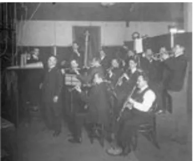 Figura  6.  Foto  de  uma  gravação  na  era  acústica:  organiza-se  os  músicos  na  sala  para  melhor resultado na gravação
