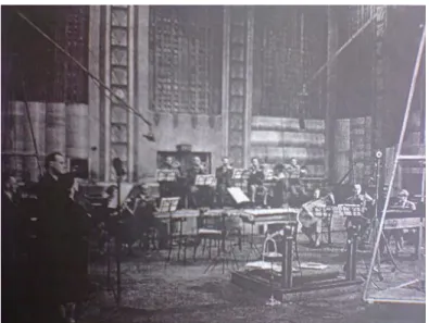 Figura  7.  Studio  1  na  Abbey  Road  nos  anos  1930.  Vários  microfones  eram  usados  durante a gravação, feita em espaços mais amplos e comportando mais músicos