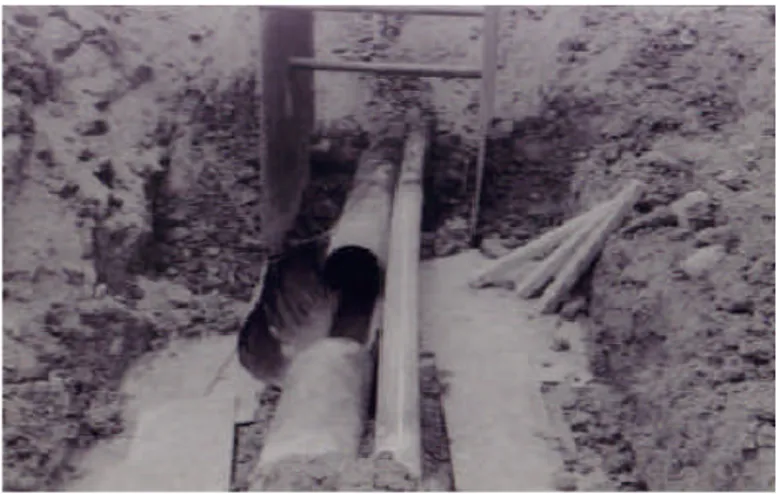 Figura 2.12. Ruptura de tubulação de 20&#34; de diâmetro por impacto de máquina de escavação em Indianápolis, Indiana (modificado - National Transportation Safety Board, 1999).