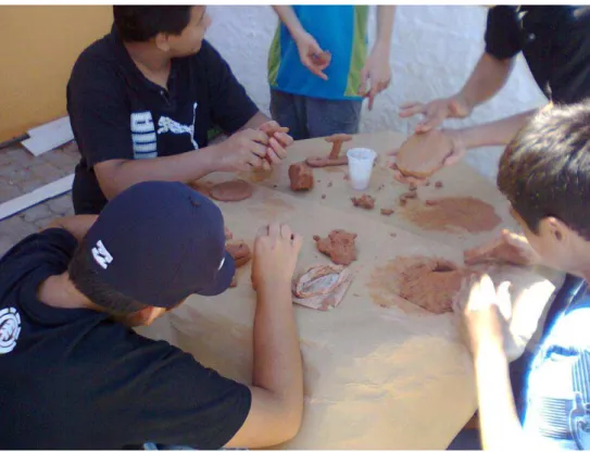 Figura 3 - Transformando matéria em objeto - outro grupo trabalhando no pátio da escola