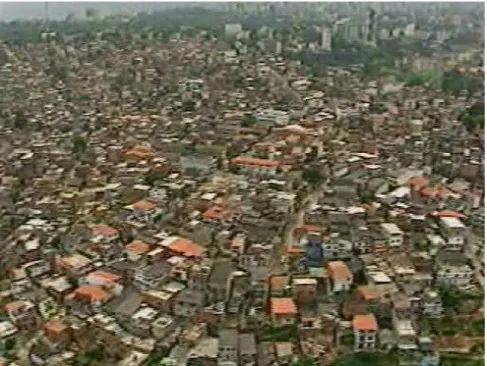 Figura 1.1 – Ocupação irregular em bairro de Salvador.  