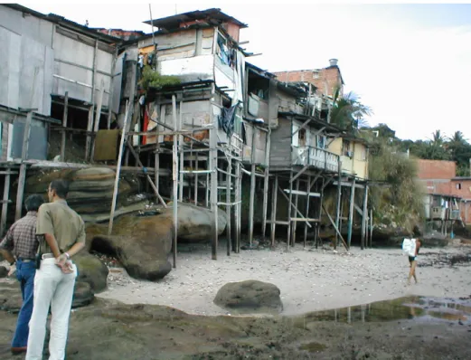 Figura 1.2 – Palafitas no Bairro de Pedra Furada, em Salvador. A ocupação não permite implantação de  rede de esgotamento sanitário