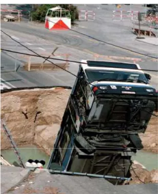Figura 2.4. Autocarro dentro da cratera formada na sequência do colapso de um túnel do metro de Munique  (Munich Re Group, 2004)