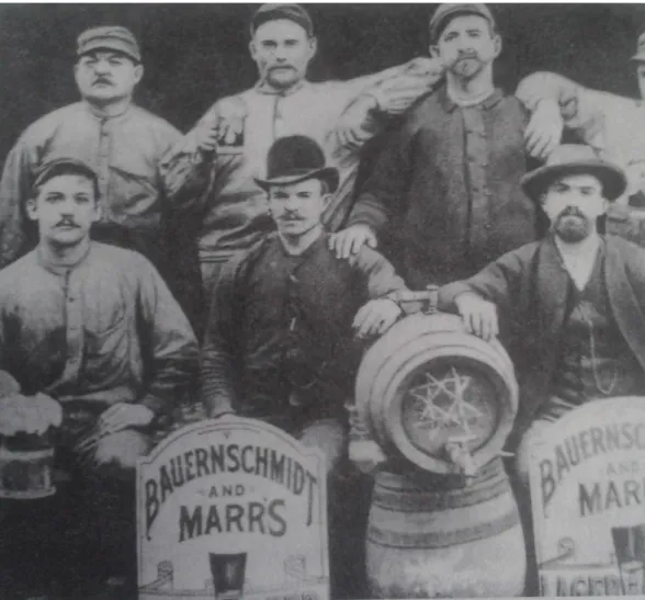 Figura 10 - Foto de Imigrantes Alemães com barris de cerveja em sua  chegada aos Estados unidos no século XIX 