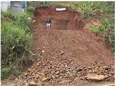 Foto 17. Exemplo típico de corte de solo e rocha alterada (maciço de rocha metabásica), resultando  no material usado no aterro