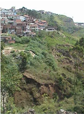 Foto  4.  Erosão  intensa  em  aterro  com  associação  de  escorregamentos  no  fundo  de  vale  no  Pq  Continental III (foto: OLIVEIRA et al, 2005)
