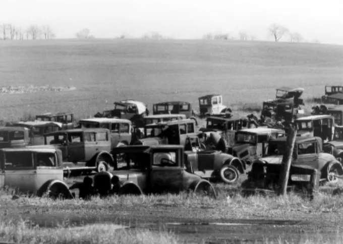 Figura 36 –  Walker Evans. Cemitério de carros do perto de Bethlehem, Pennsylvania, 1936