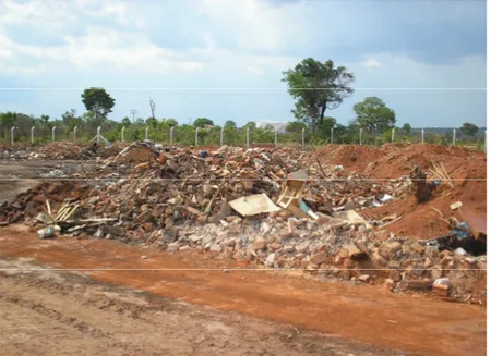 Foto  7  -  Resíduo  sólido  da  construção  civil  atrás  do  Cemitério  Municipal  -  saída  para Peixe (Gurupi, outubro de 2008) 