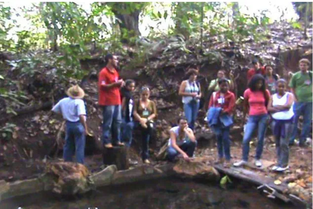 Foto 6: Visita à nascente, Toninho fala sobre conservação de nascentes. 