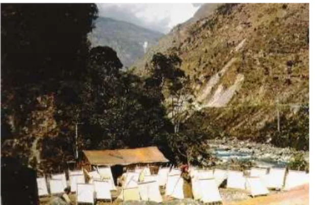 FIGURA 8. Papéis secando em Aldeia papeleira no Nepal  FONTE: (GATTI, 2007, p. 23) 
