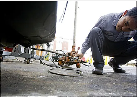 Figura 2.2 – Mecânico Pronto para o Ensaio de Emissões de Um Carro em São Francisco,  Califórnia (The Washington Post, 2008) 