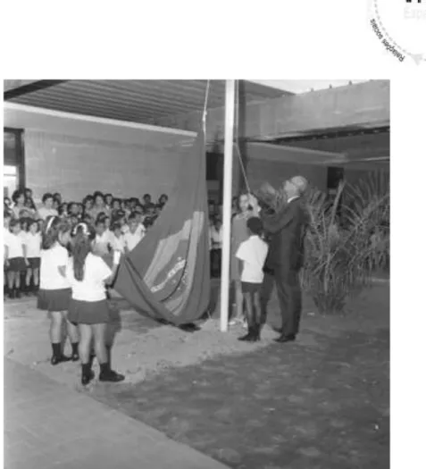 Figura 1.5 - Hasteamento da bandeira em escola no Distrito Federal - 1960  Fonte: Arquivo Público do Distrito Federal