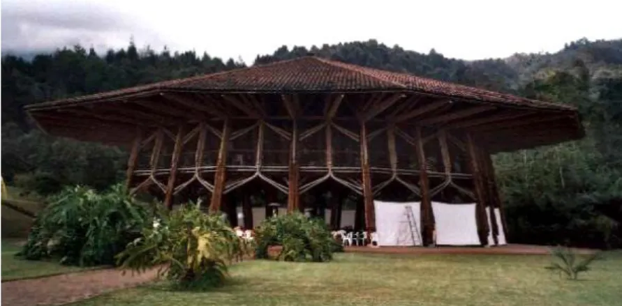 Figura 10 -  Construção de bambu na Colômbia. Pavilhão Zeri, Manizales,  Colômbia. (Fonte: Foto da autora, dezembro de 2005)